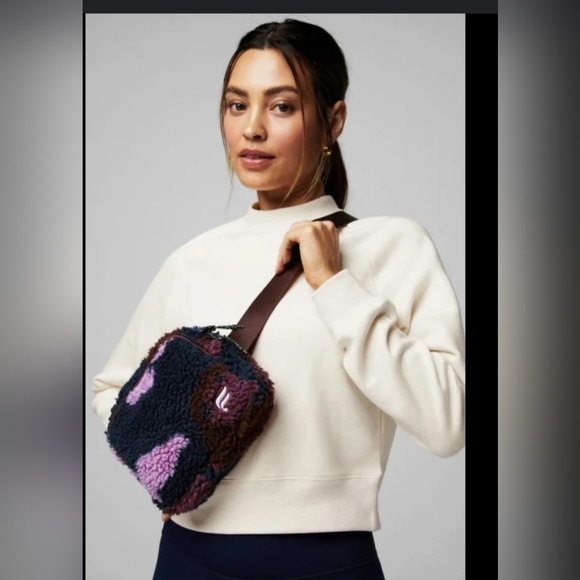 Fabletics Teddy Beltbag - Picture 1 of 6